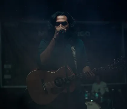 Acoustic, one spotlight